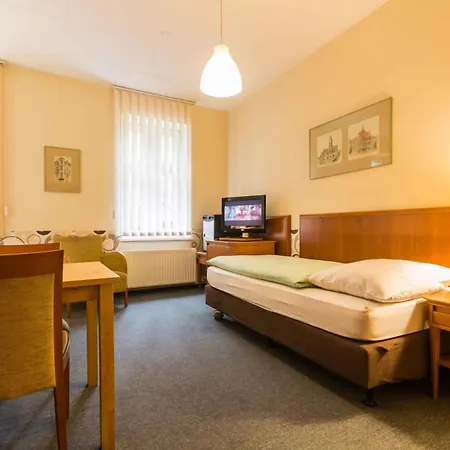 Nina Hostal